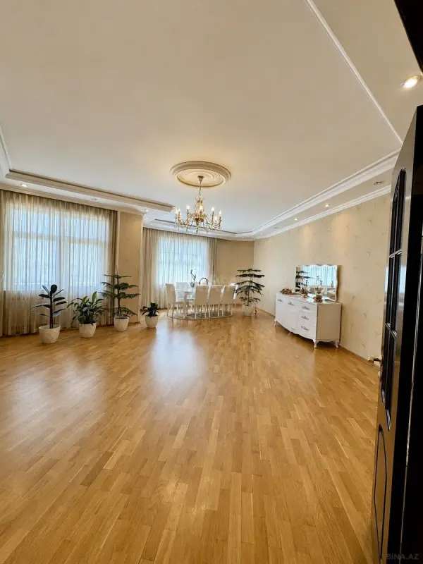 Satılır 4 otaqlı mənzil 180 m²