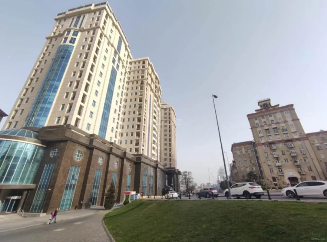 Satılır 4 otaqlı mənzil 210 m²