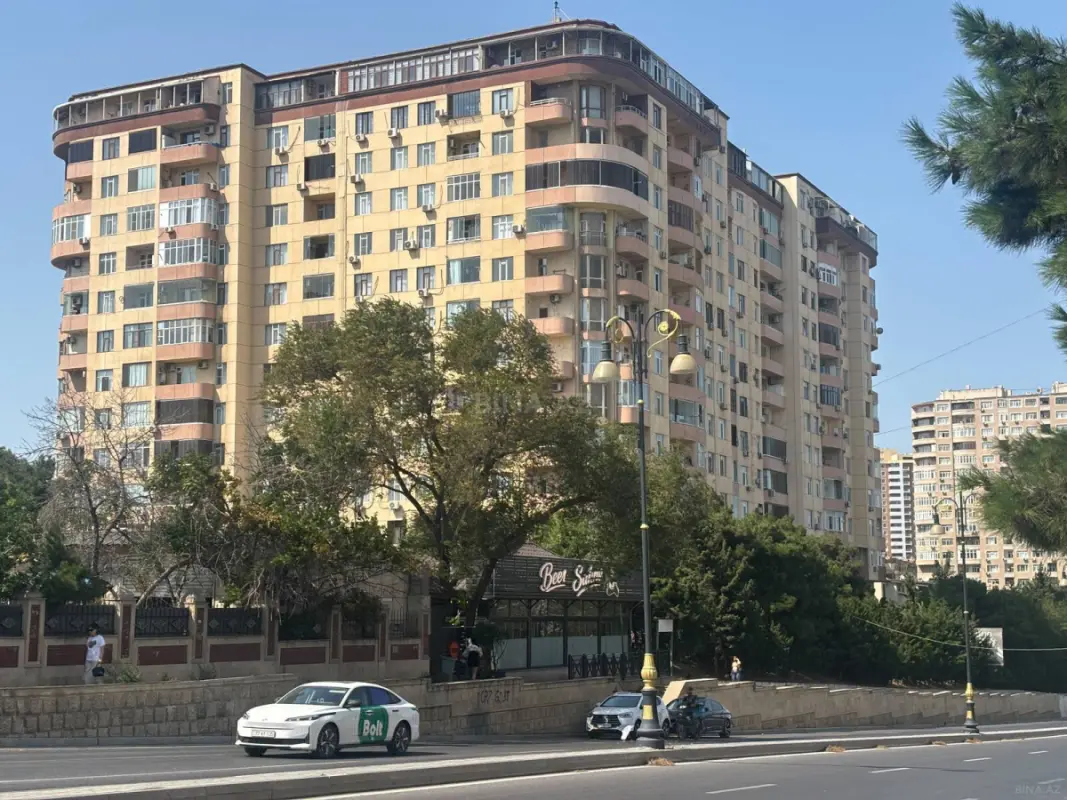 Satılır 4 otaqlı mənzil 158 m²