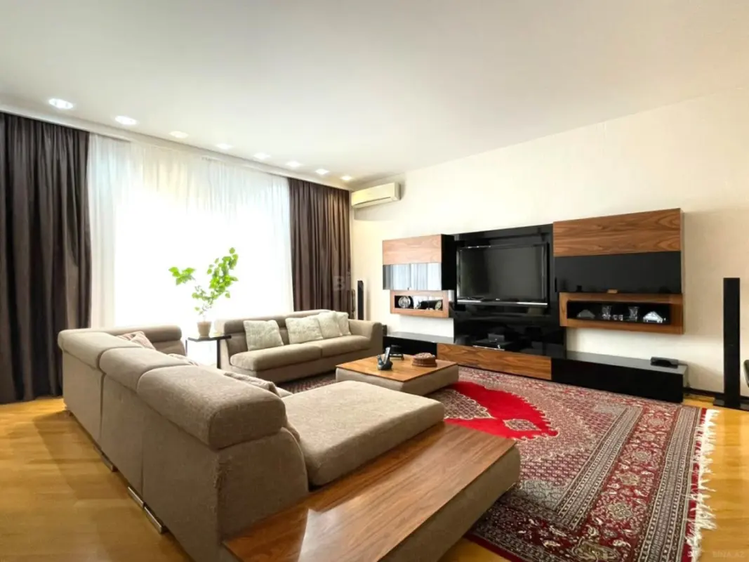 Satılır 4 otaqlı mənzil 200 m²