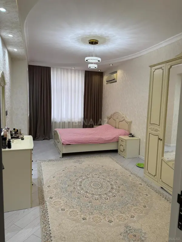 Satılır 4 otaqlı mənzil 135 m²