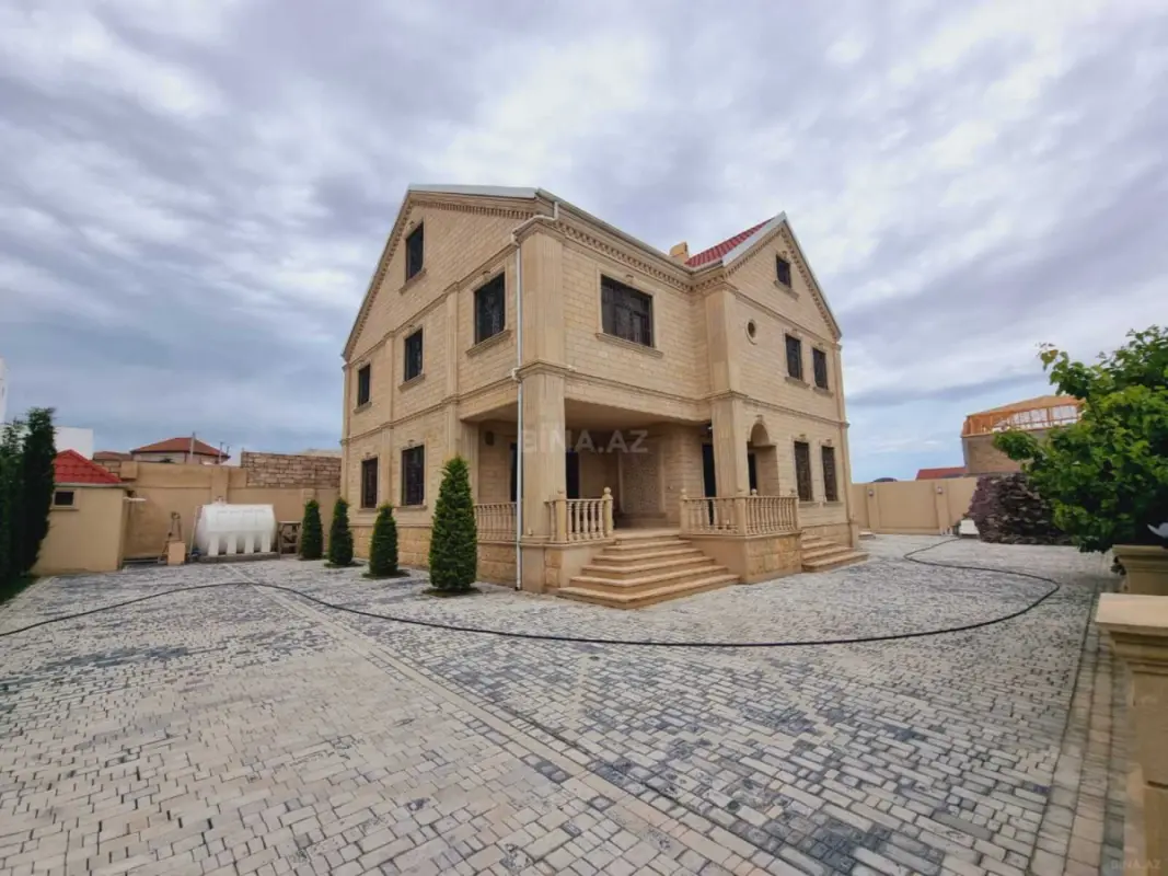 Satılır 8 otaqlı həyət evi 500 m²