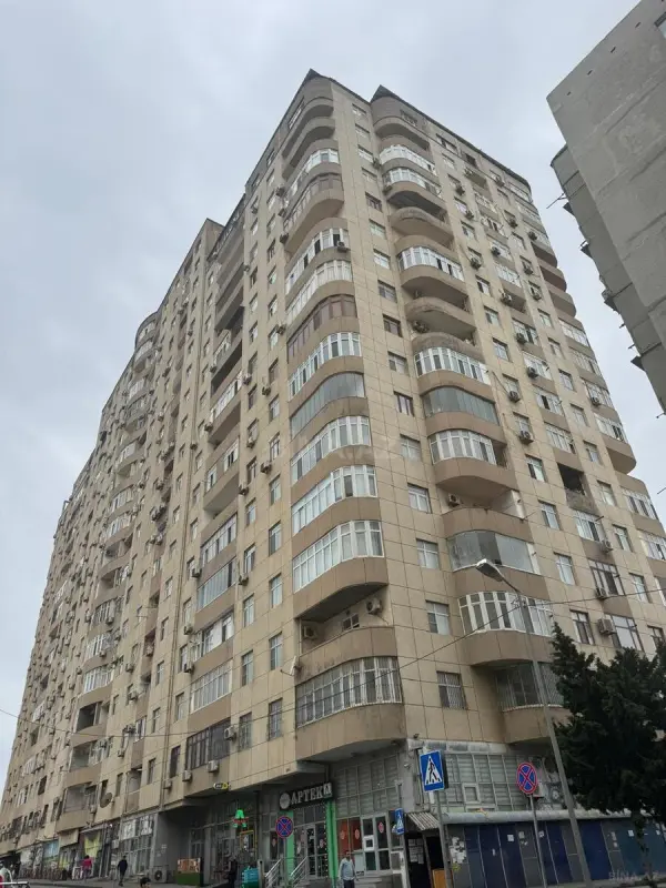 Satılır 3 otaqlı mənzil 143 m²