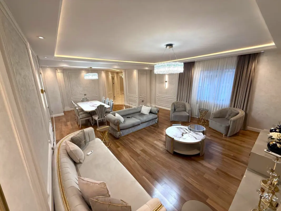 Satılır 4 otaqlı mənzil 205 m²