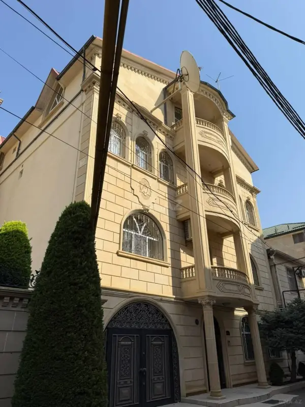 Satılır 13 otaqlı həyət evi 900 m²
