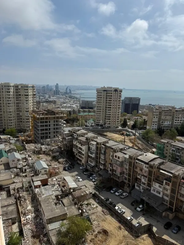 Satılır 3 otaqlı mənzil 182 m²