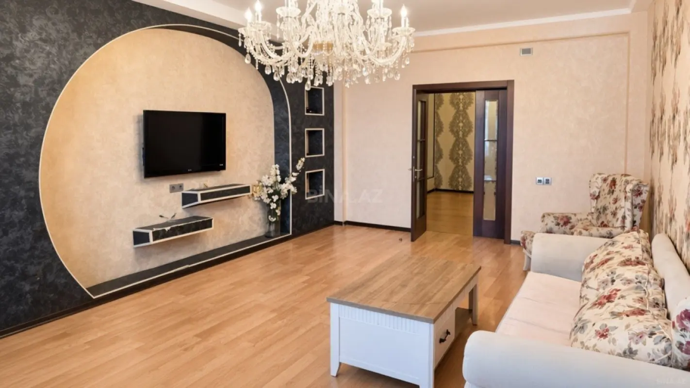 Satılır 4 otaqlı mənzil 137 m²