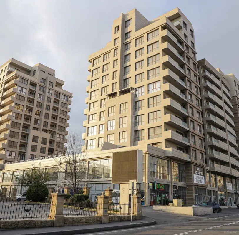 Satılır 3 otaqlı mənzil 117 m²