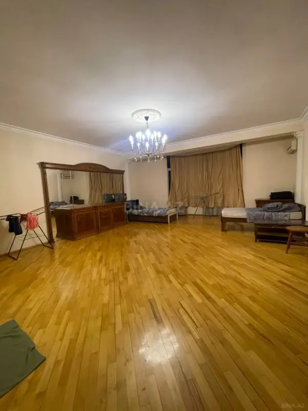 Satılır 4 otaqlı mənzil 205 m²