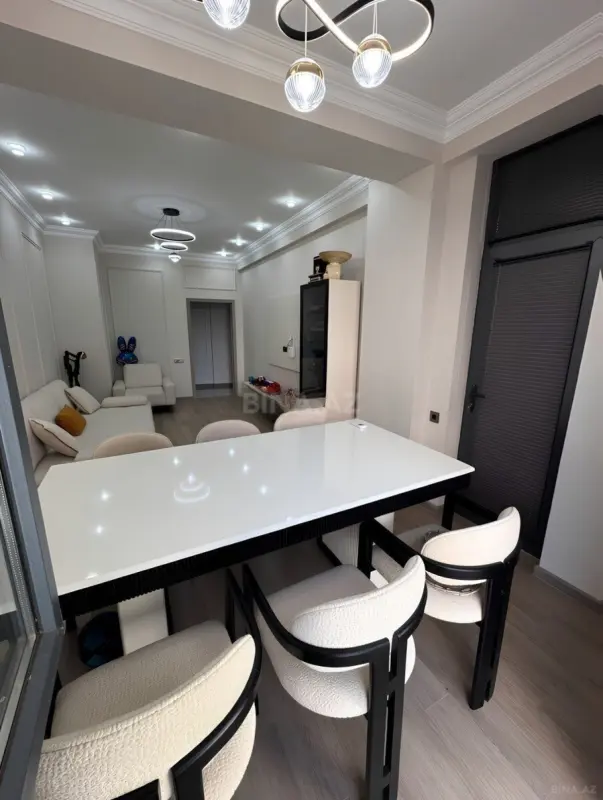 Satılır 3 otaqlı mənzil 121 m²