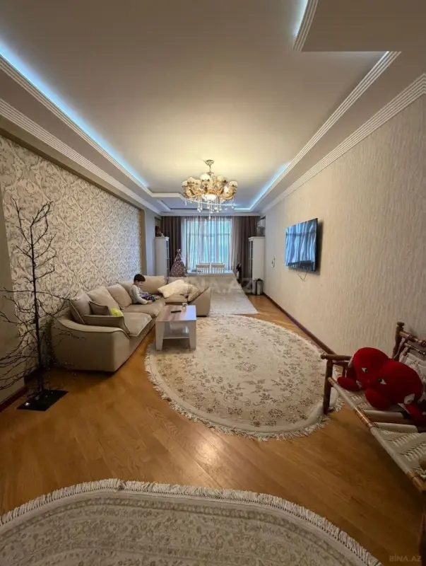 Satılır 3 otaqlı mənzil 151 m²