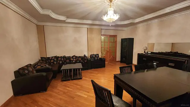 Satılır 4 otaqlı mənzil 215 m² — Bakı, Nizami 4 otaq 215.00 m²