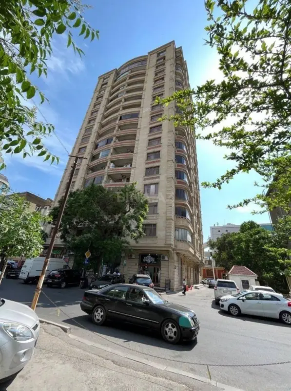 Satılır 4 otaqlı mənzil 175 m²