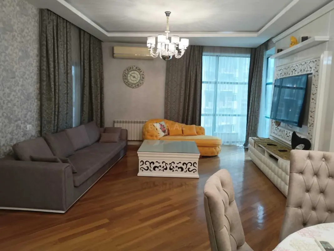Kirayə verilir 4 otaqlı mənzil 200 m²