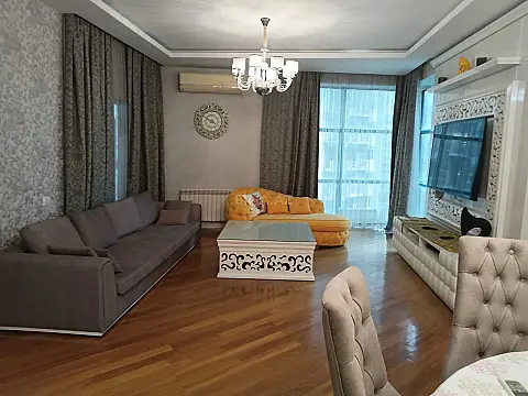 Kirayə verilir 4 otaqlı mənzil 200 m² — Bakı 4 otaq 200.00 m²