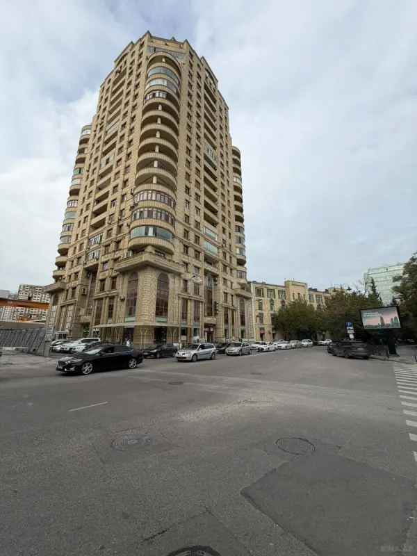 Satılır 4 otaqlı mənzil 160 m²