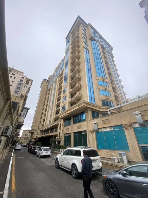 Satılır 5 otaqlı mənzil 253 m²