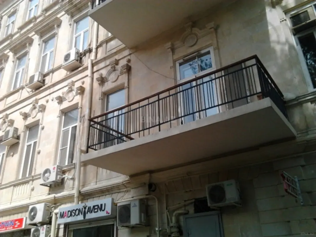 Satılır 5 otaqlı mənzil 200 m²