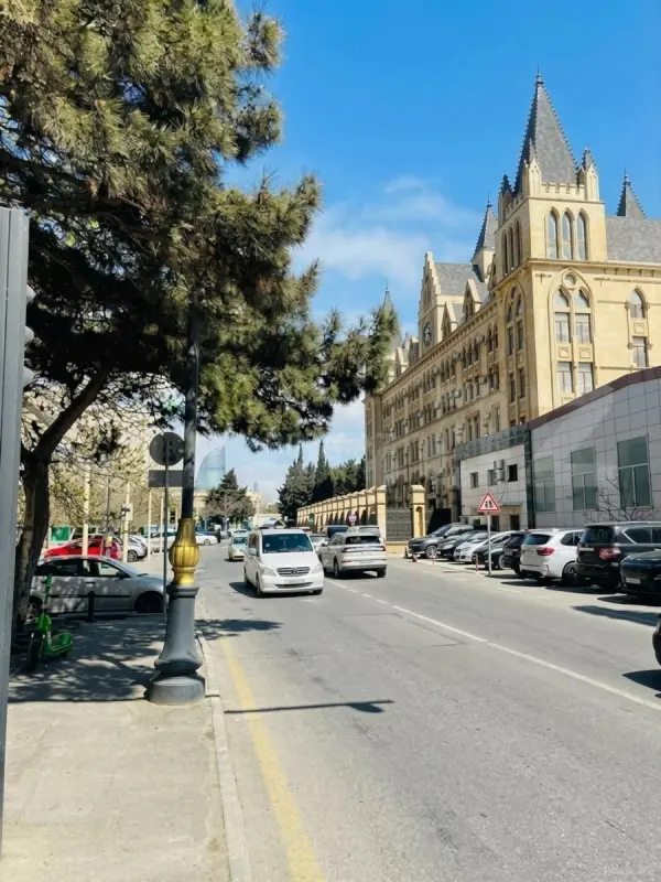 Satılır 4 otaqlı mənzil 196 m²