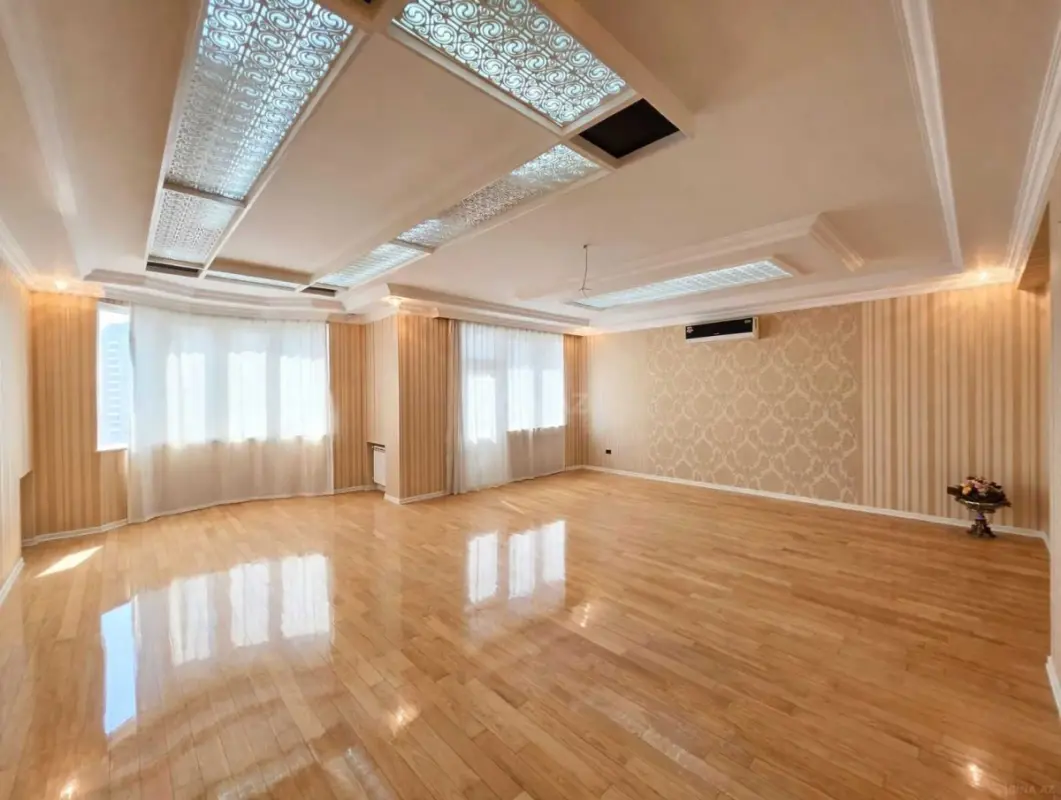 Satılır 5 otaqlı mənzil 300 m²