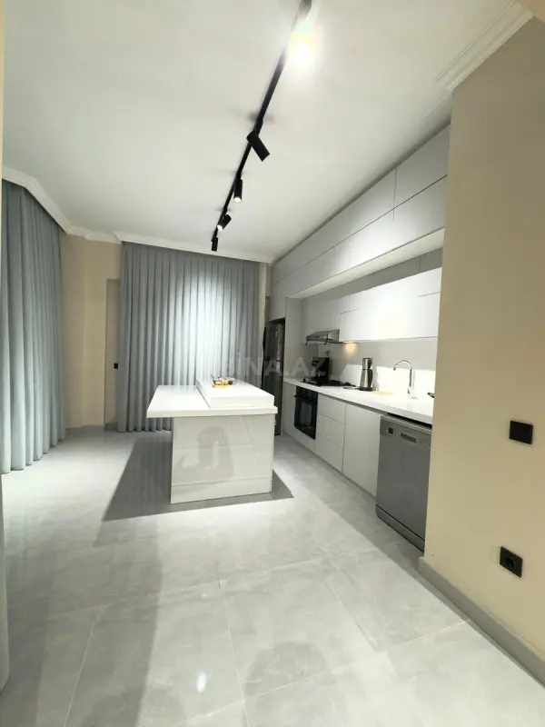 Kirayə verilir 4 otaqlı mənzil 180 m²