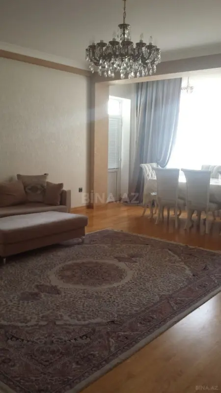Satılır 4 otaqlı mənzil 220 m²