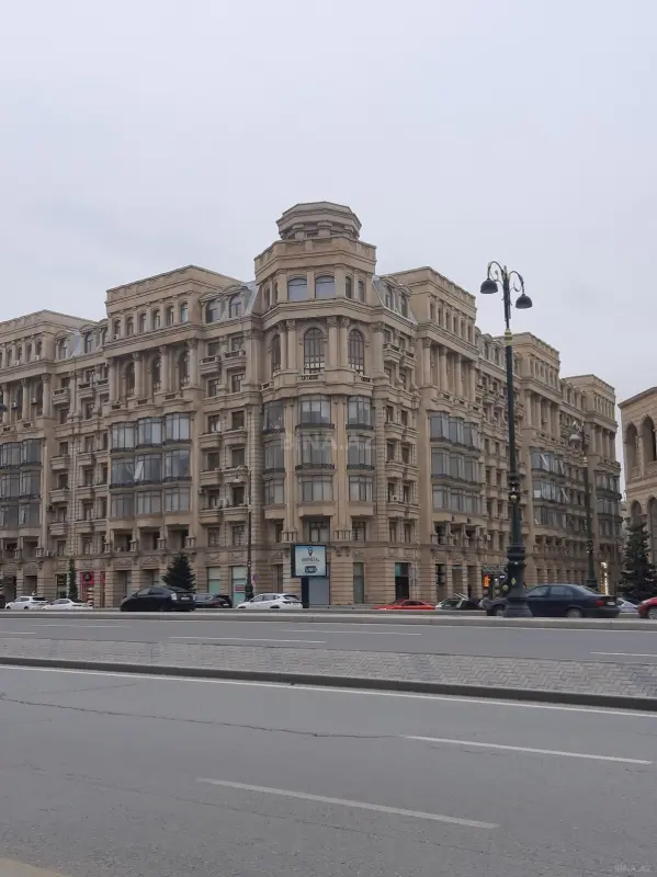 Satılır 5 otaqlı mənzil 188 m²