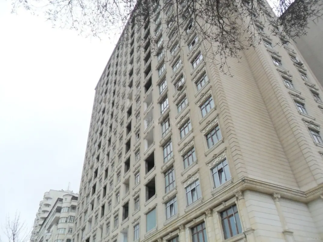 Satılır 4 otaqlı mənzil 176 m²