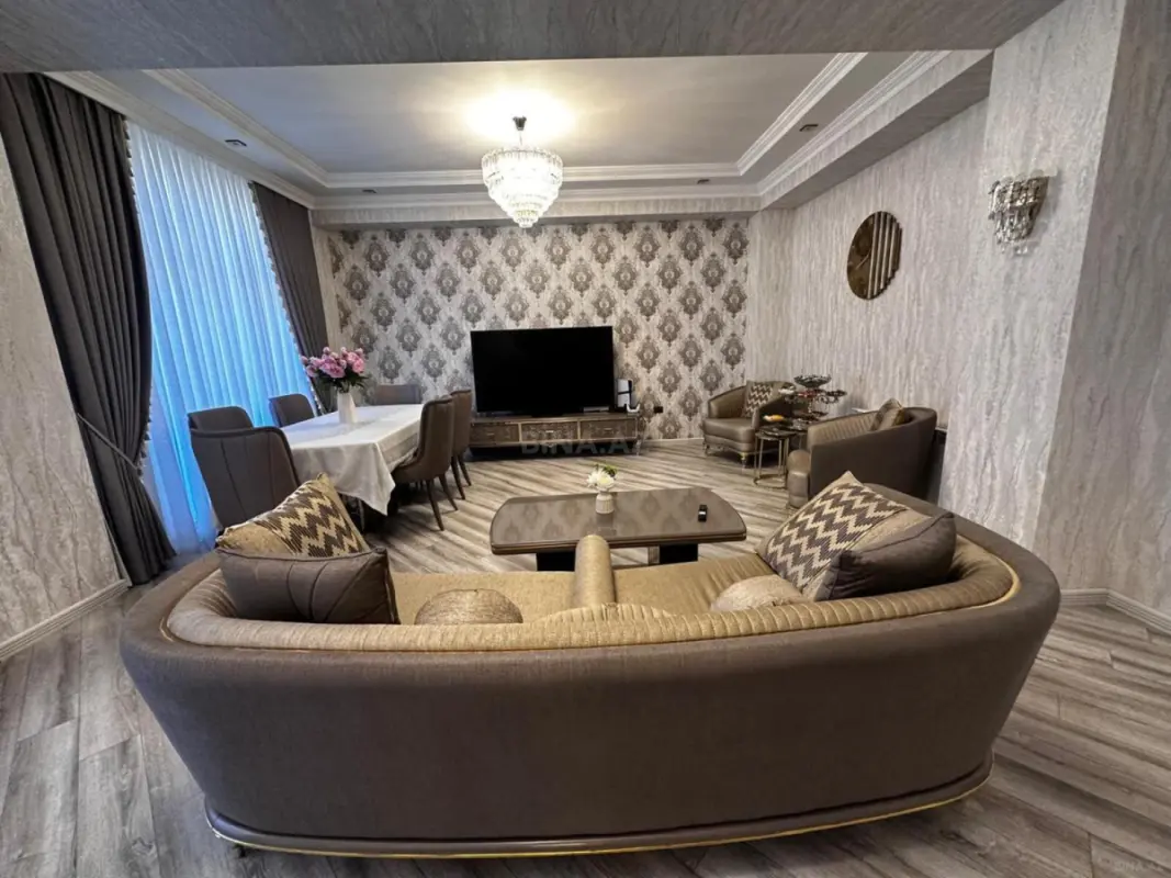Satılır 4 otaqlı mənzil 178 m²