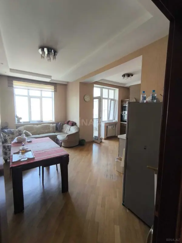 Satılır 4 otaqlı mənzil 240 m²