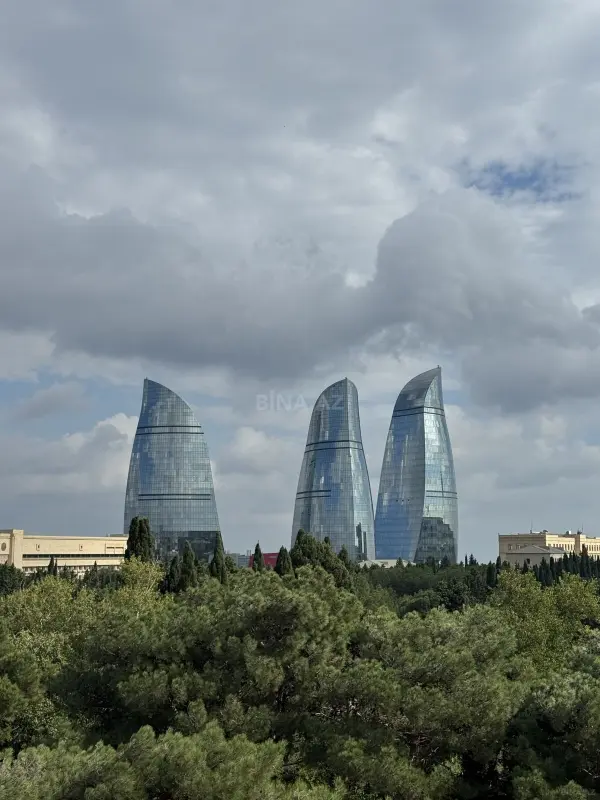 Satılır 4 otaqlı mənzil 130 m²