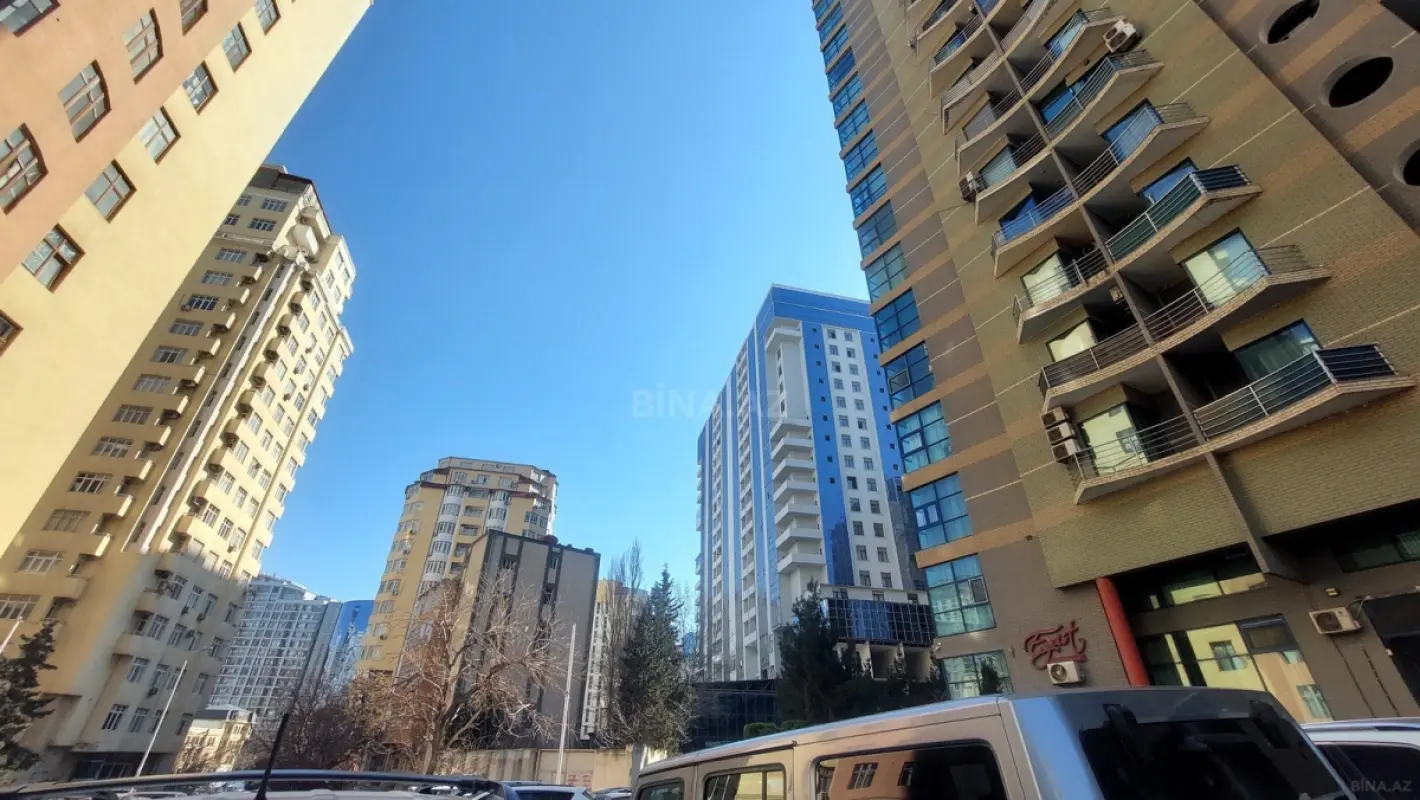 Satılır 5 otaqlı mənzil 400 m²