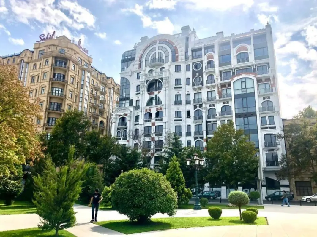 Satılır 4 otaqlı mənzil 258 m²