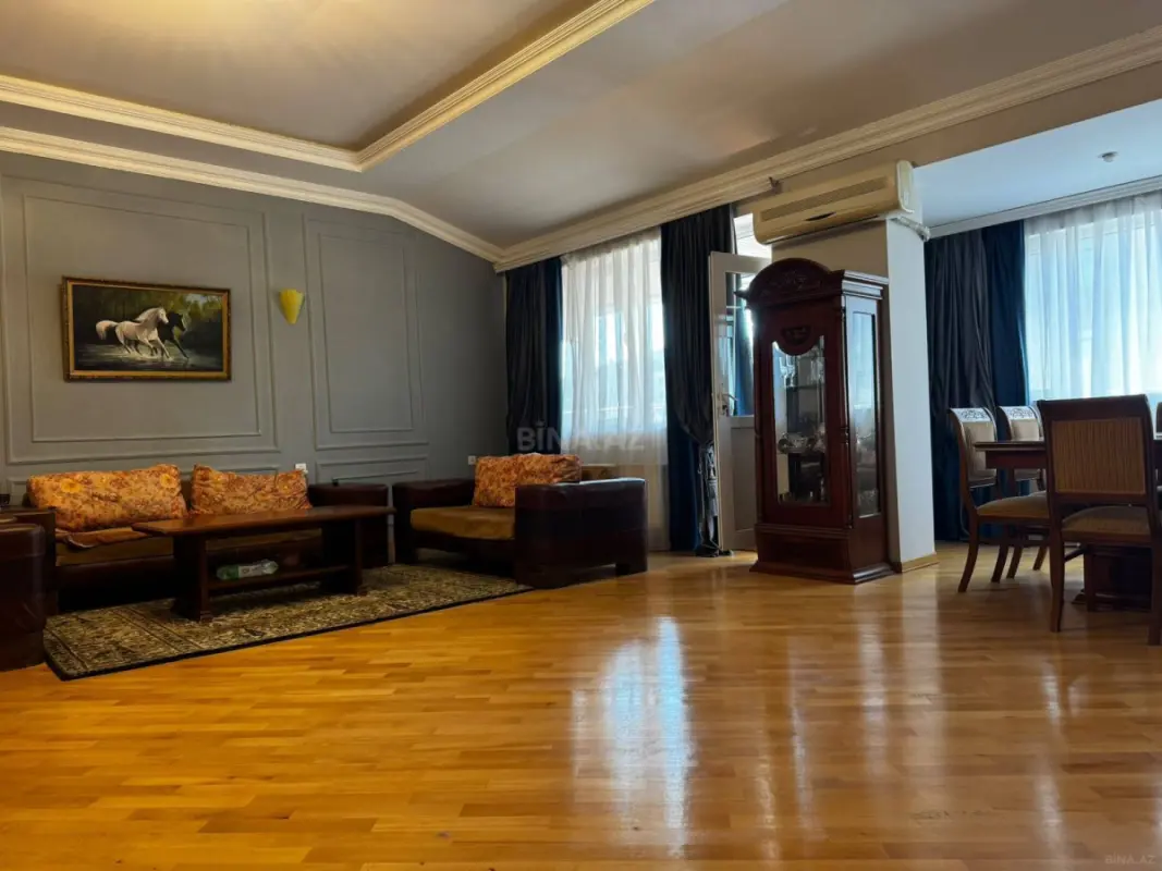 Satılır 4 otaqlı mənzil 240 m²