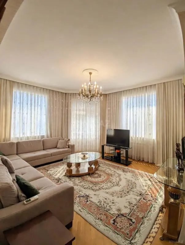 Kirayə verilir 4 otaqlı mənzil 200 m²