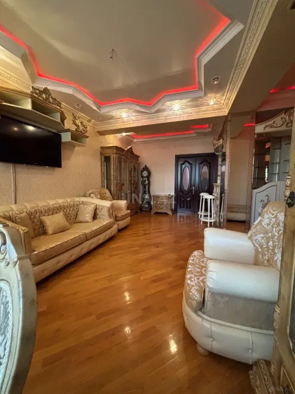 Kirayə verilir 4 otaqlı mənzil 200 m²