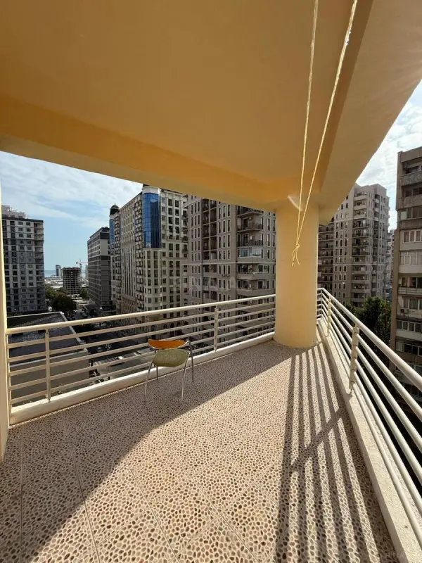 Satılır 3 otaqlı mənzil 130 m²