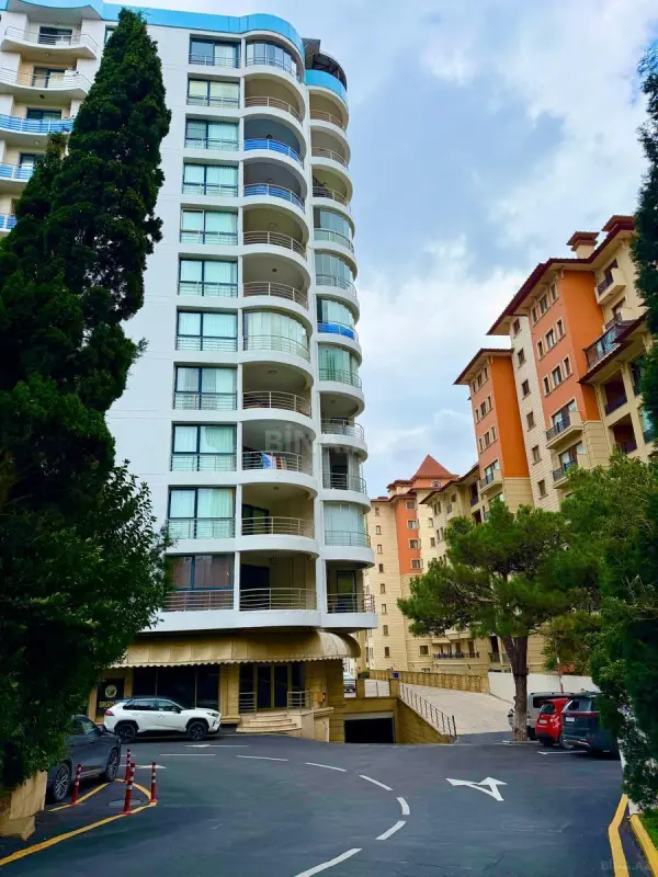 Satılır 7 otaqlı mənzil 420 m²