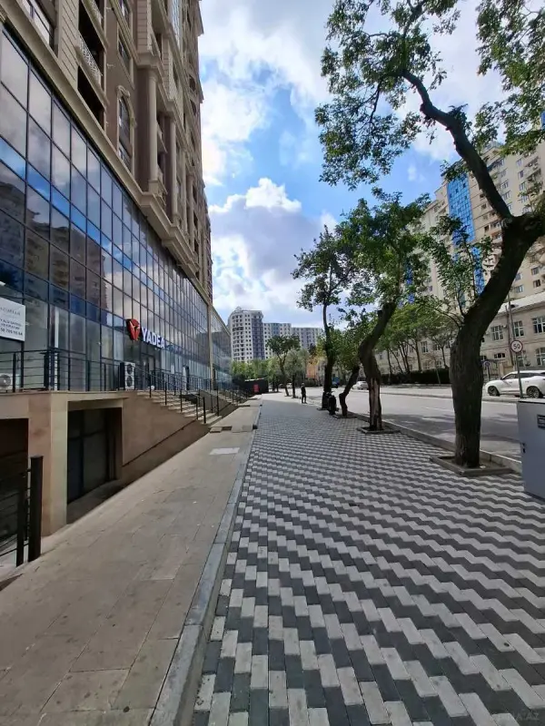 Satılır 4 otaqlı mənzil 177 m²