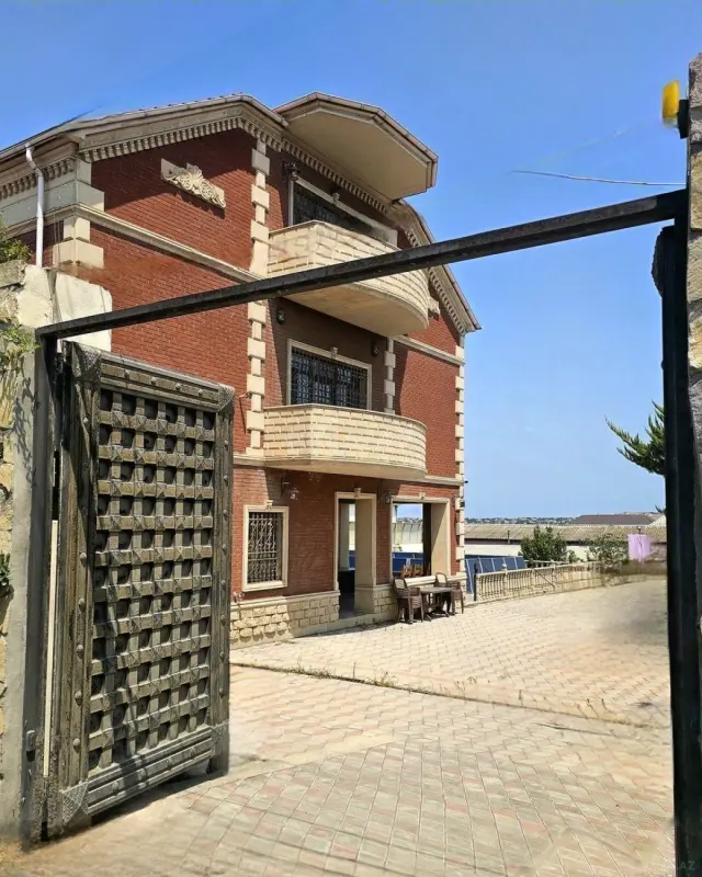 Satılır 7 otaqlı həyət evi 200 m²