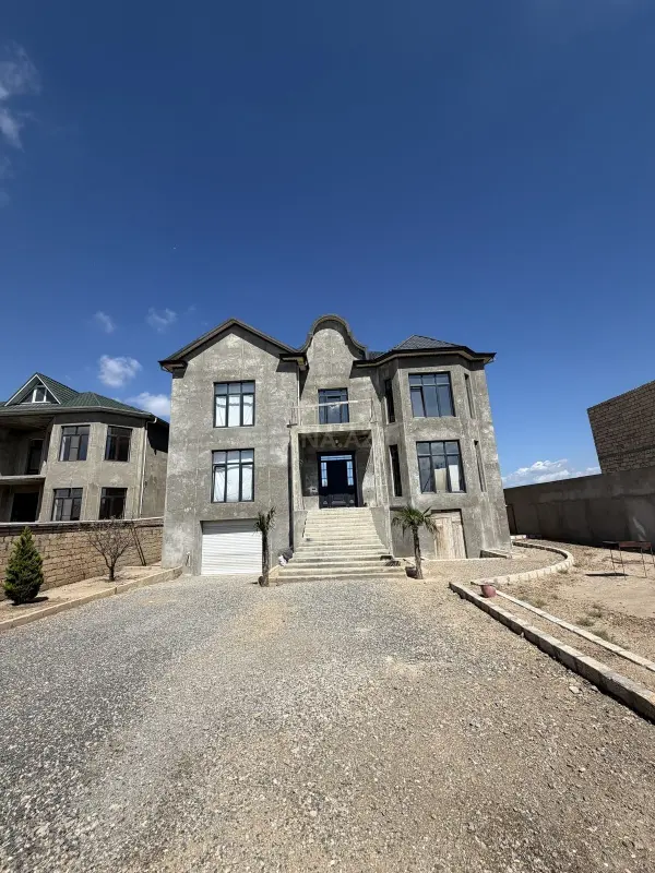 Satılır 8 otaqlı həyət evi 224 m²