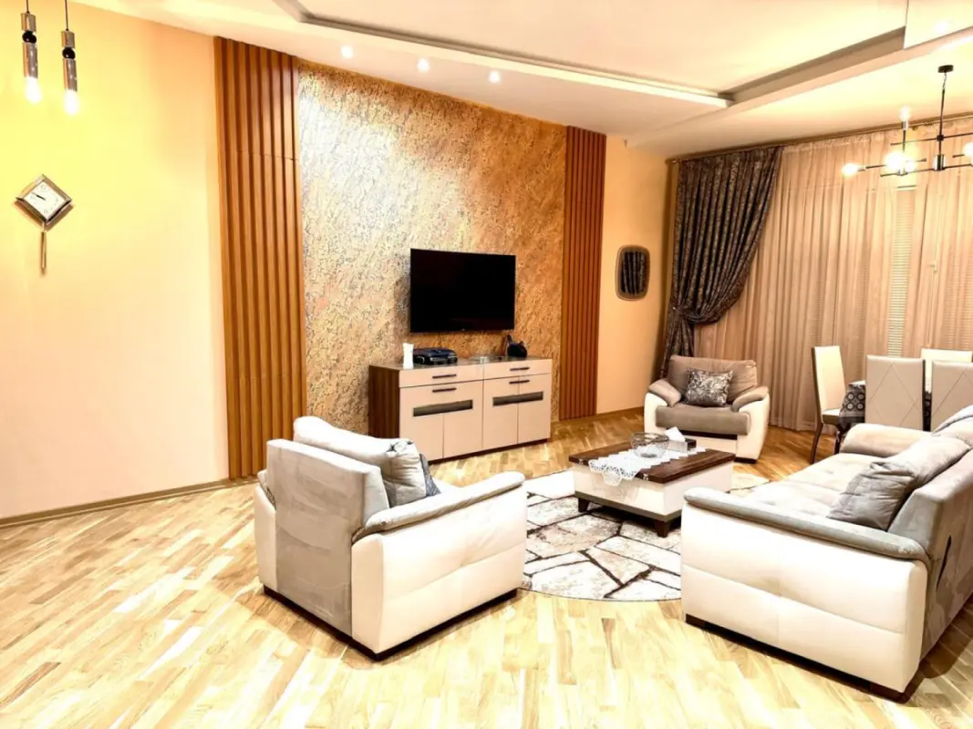 Kirayə verilir 3 otaqlı mənzil 135 m²