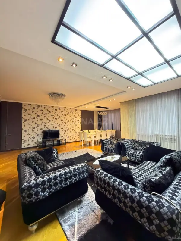 Satılır 5 otaqlı mənzil 280 m²