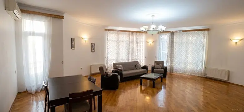 Satılır 4 otaqlı mənzil 220 m² — Bakı, Nizami 4 otaq 220.00 m²