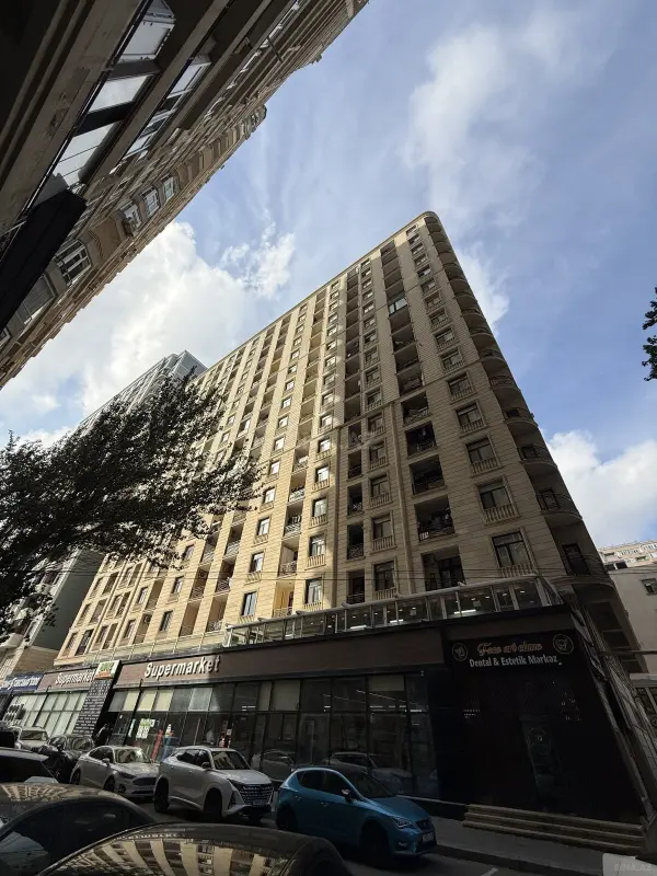 Satılır 4 otaqlı mənzil 228 m²