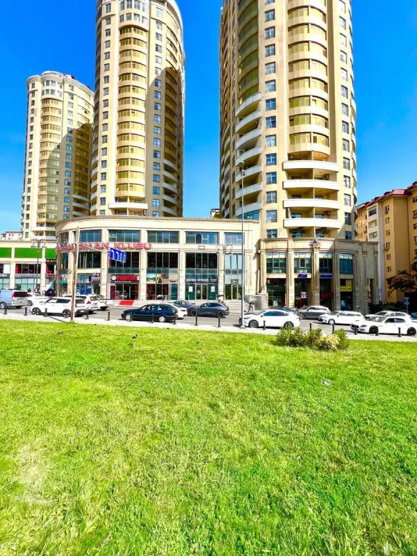 Satılır 3 otaqlı mənzil 175 m²
