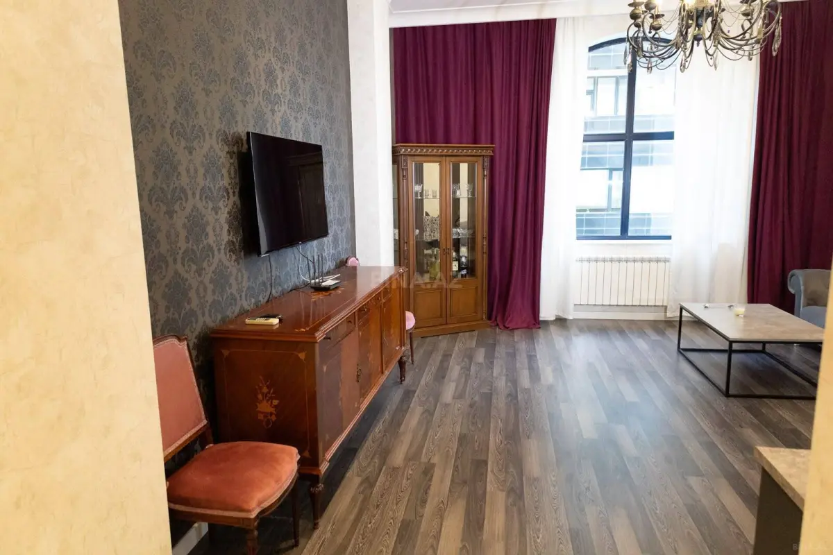 Kirayə verilir 2 otaqlı mənzil 90 m²