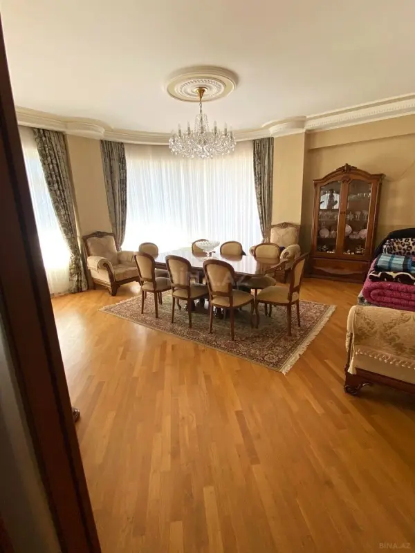 Satılır 4 otaqlı mənzil 200 m²