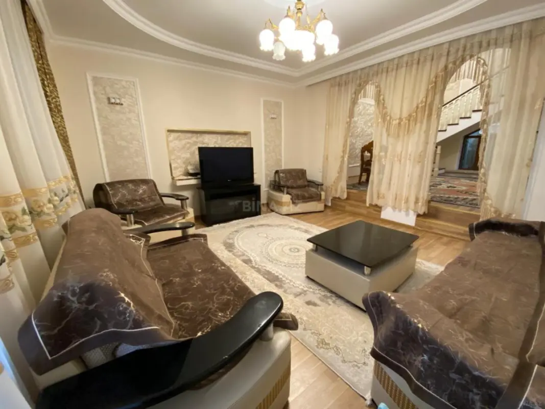 Satılır 7 otaqlı həyət evi 500 m²