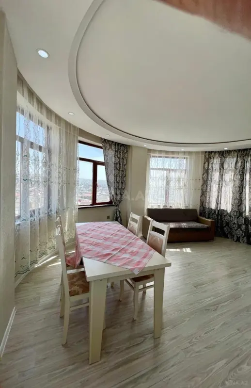 Kirayə verilir 2 otaqlı mənzil 81 m²